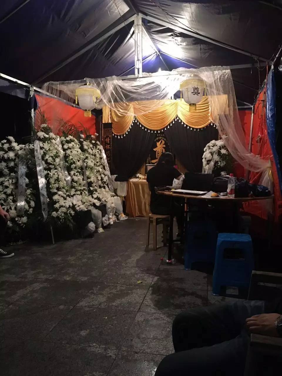 　小區(qū)內(nèi)搭建的臨時(shí)靈堂，（新京報(bào)記者王婧祎攝）