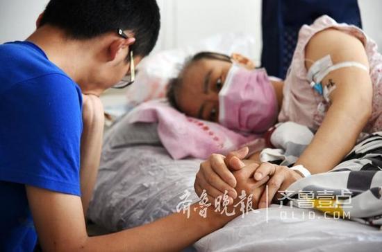 躺在病床上的母親緊緊地牽著兒子的手臂，眼神里有太多的牽掛和不舍。