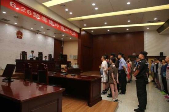 一共20個被告人的隊伍被法警帶上法庭。