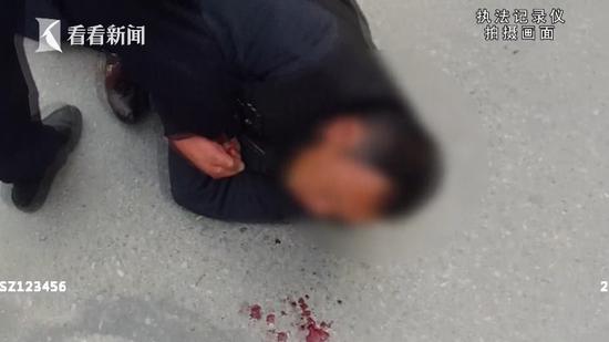 這名男子情緒一度非常激動，不但不配合警方調(diào)查、態(tài)度蠻橫，多次拉扯交警。甚至對前來勸阻他的妻子也大打出手。