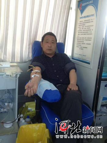 梁棟軍帶頭獻(xiàn)血