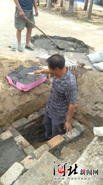 梁棟軍動(dòng)手修村里下水管道