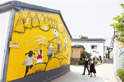 6月20日，游客在館陶縣糧畫小鎮(zhèn)壽東村參觀。壽東村植入糧畫這個特色產(chǎn)業(yè)，產(chǎn)業(yè)、文化、旅游同步推進，入選2015年中國十大最美鄉(xiāng)村。記者 趙永輝攝