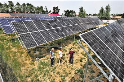 張北縣德勝村新建的500千瓦光伏電站。（資料片）記者 杜柏樺攝