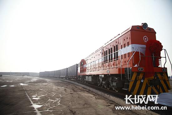 中歐班列(曹妃甸港-烏蘭巴托首列集裝箱國(guó)際列車)開行。記者 邢丁 攝