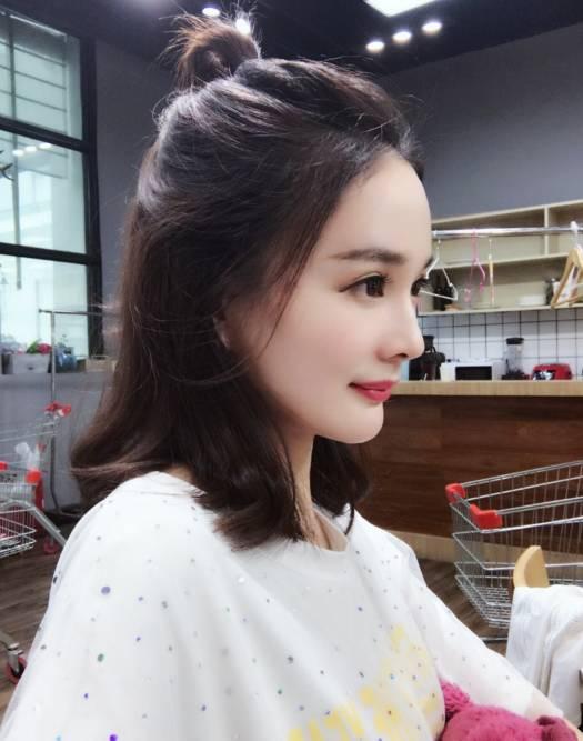 這位小美眉是楊冪的某個替身，能量巨大，僅憑這一張照片，就引來了全民圍觀。